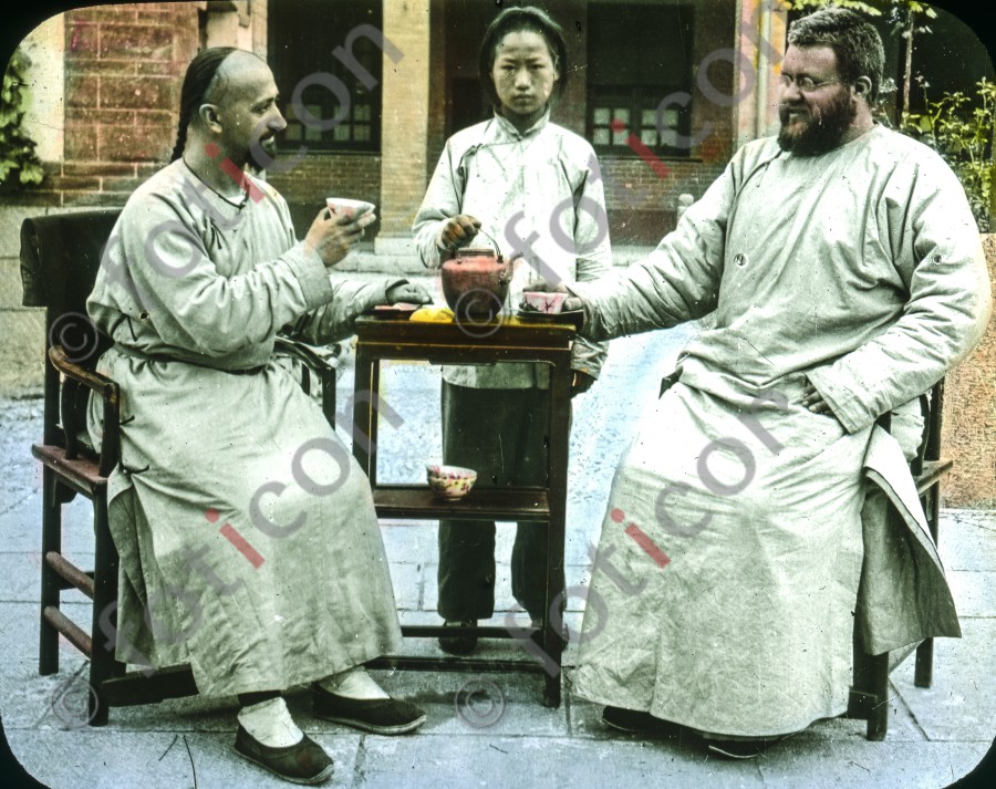 Zwei Pater trinken Tee ; Two priests drink tea (simon-173a-056.jpg)